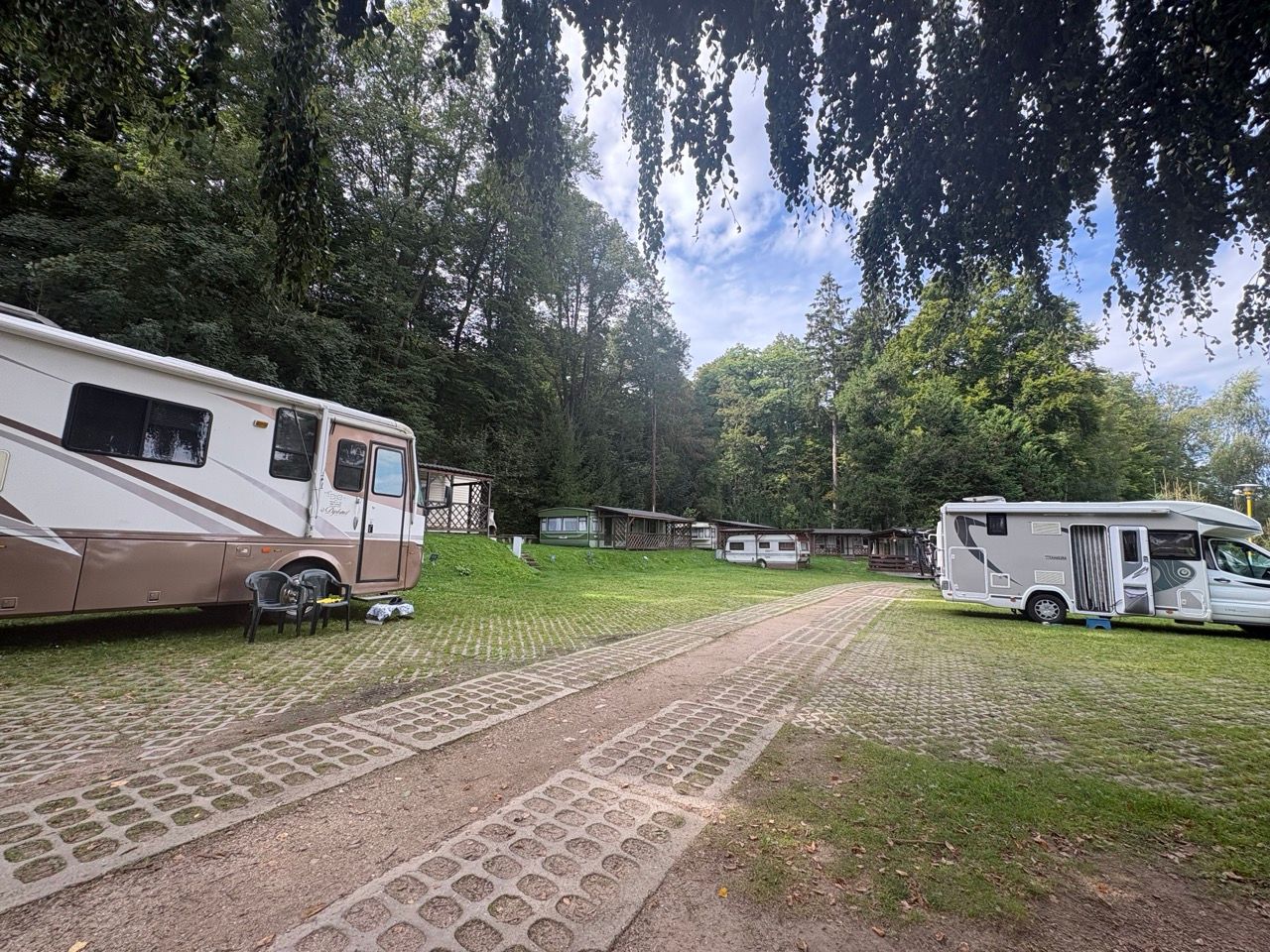 Kampery na utwardzonych stanowiskach