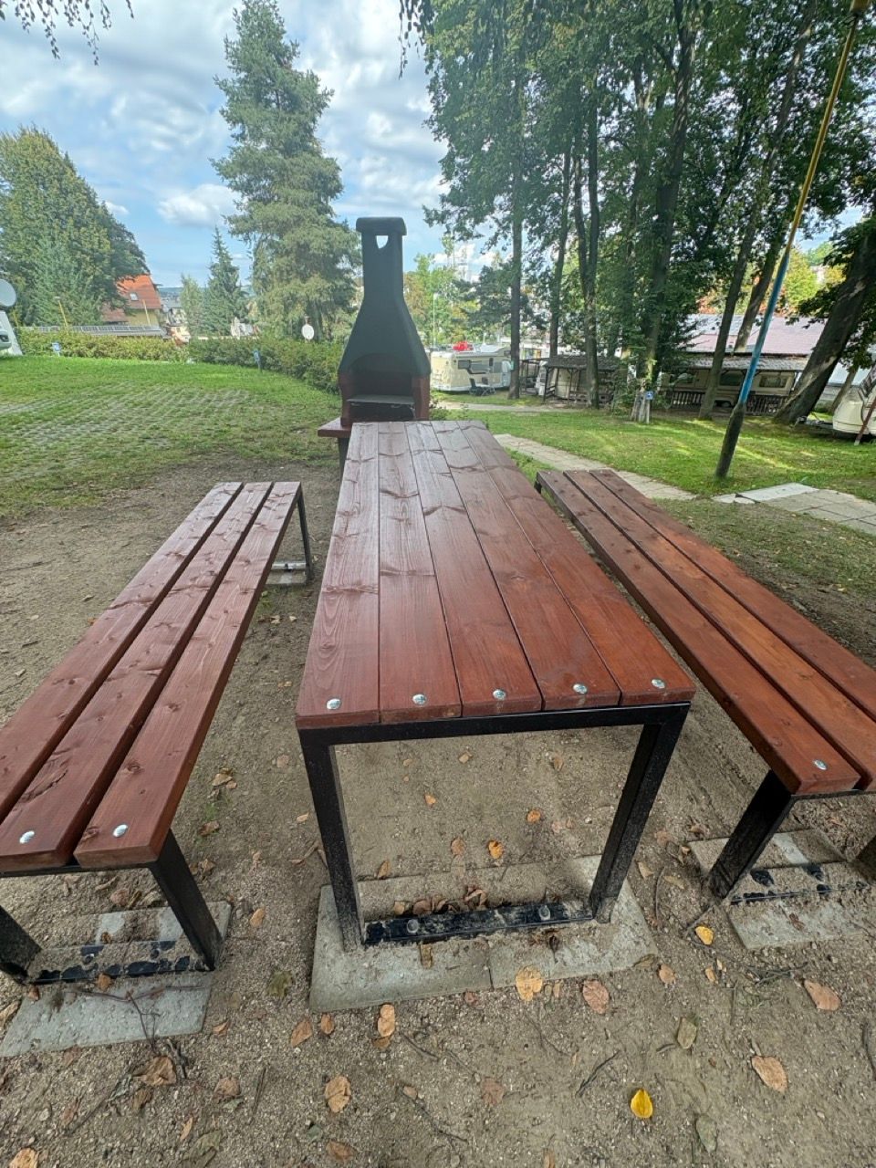 Drewniany stół z ławkami i grill
