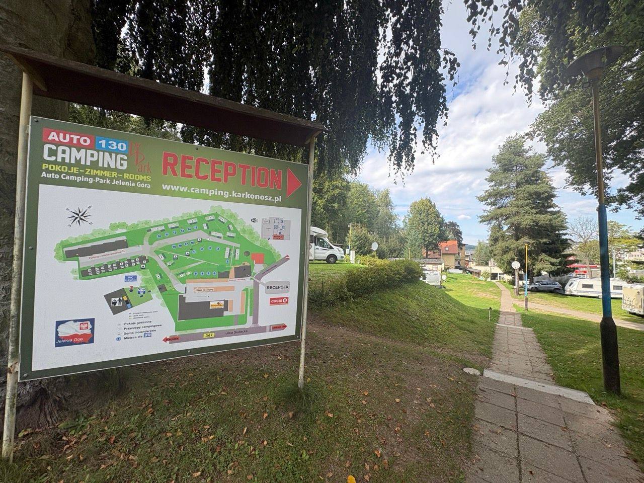 Tablica z planem campingu przy alejce