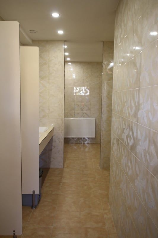 Wnętrze wspólnych sanitariatów